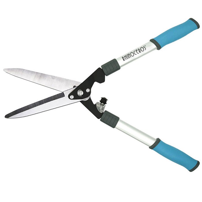 Використання садового інструменту - високих ножиць для гілок і високих пилок ...