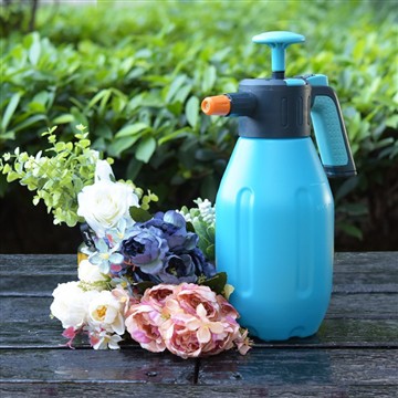 Зволоження мого саду: день із моєю надійною лійкою